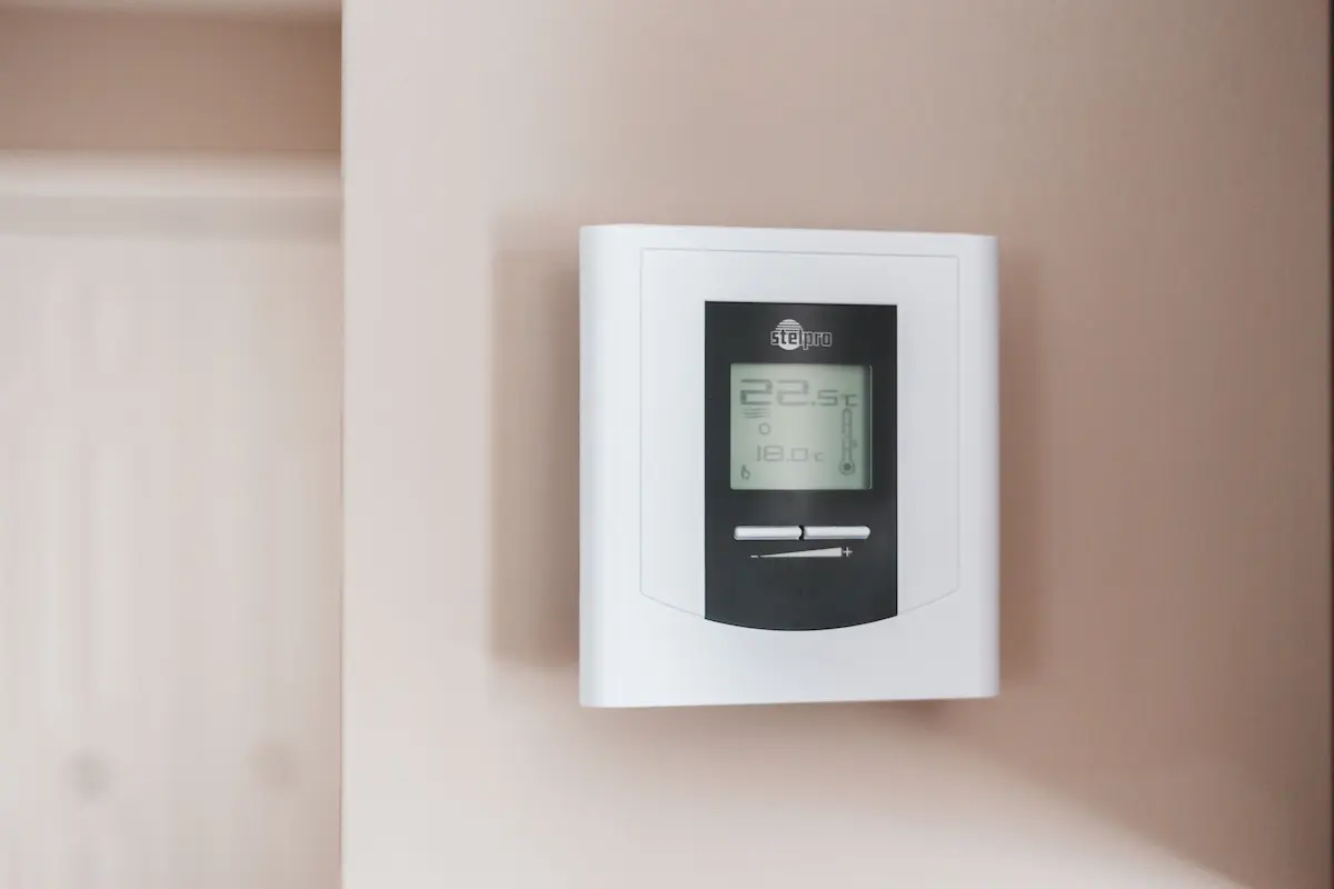 Smart Wall Thermostat Setup – Part of Emergency AC Repair Solutions